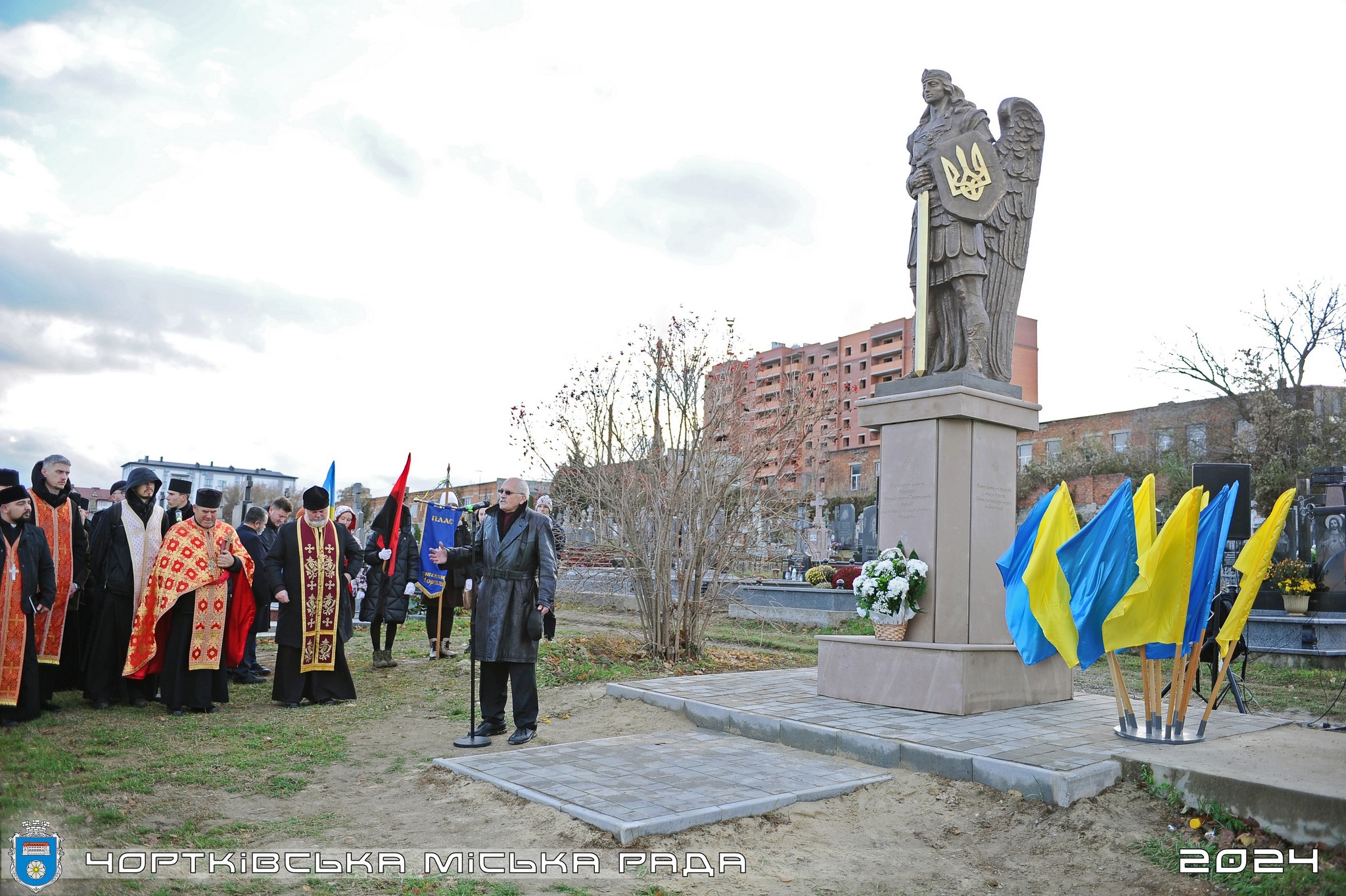 На зображенні може бути: 10 людей, пам’ятник та текст