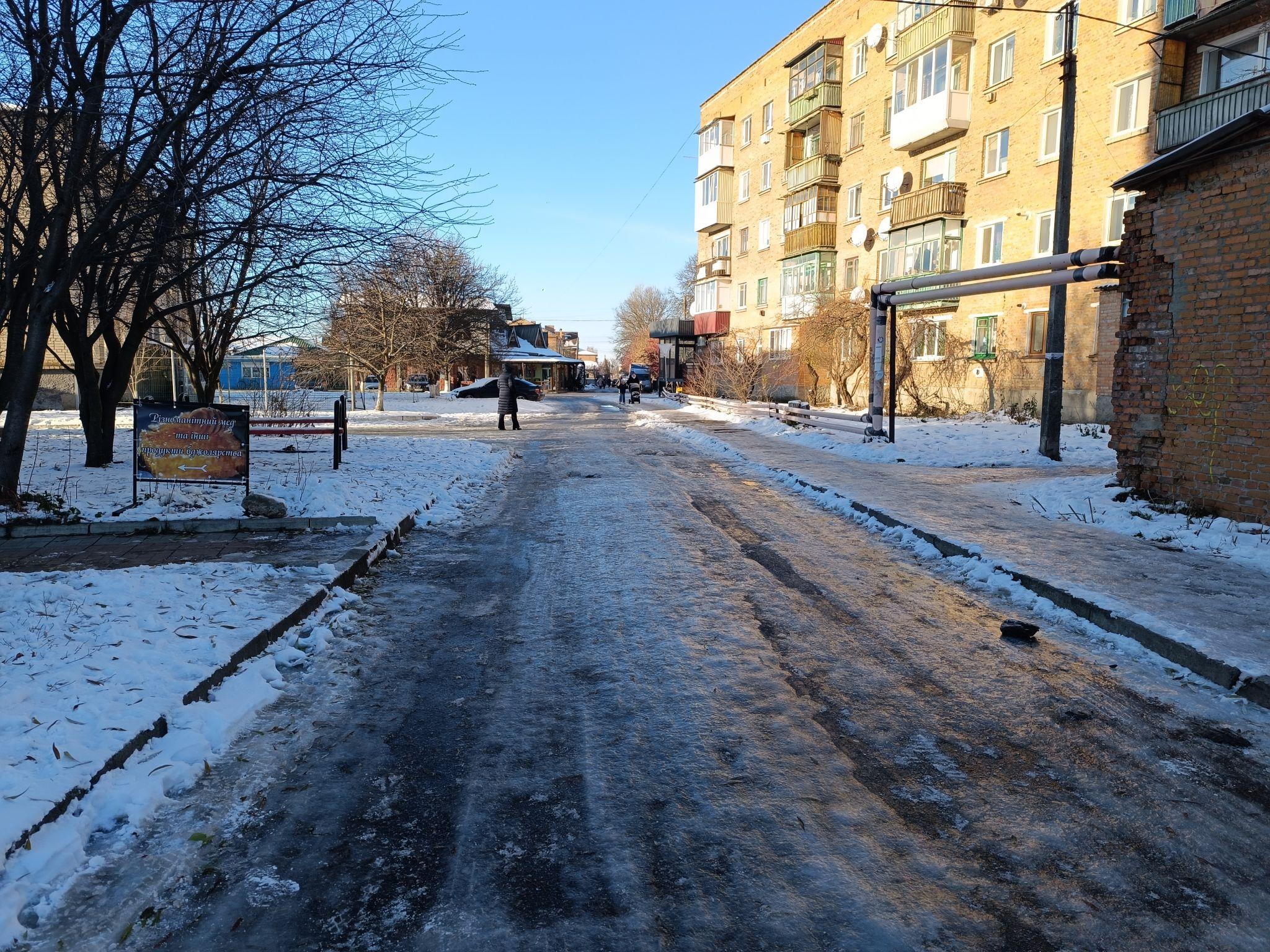 Новини Козятина - фото з Поки дійшло до посипки тротуарів, лід потроху сам почав танути