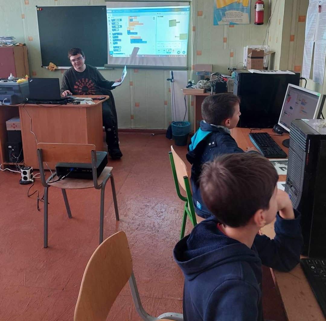 Новини Вінниці - фото з «Лікарі збирали мене по частинах»: як військовий навчає дітей, яким потрібні комп’ютери