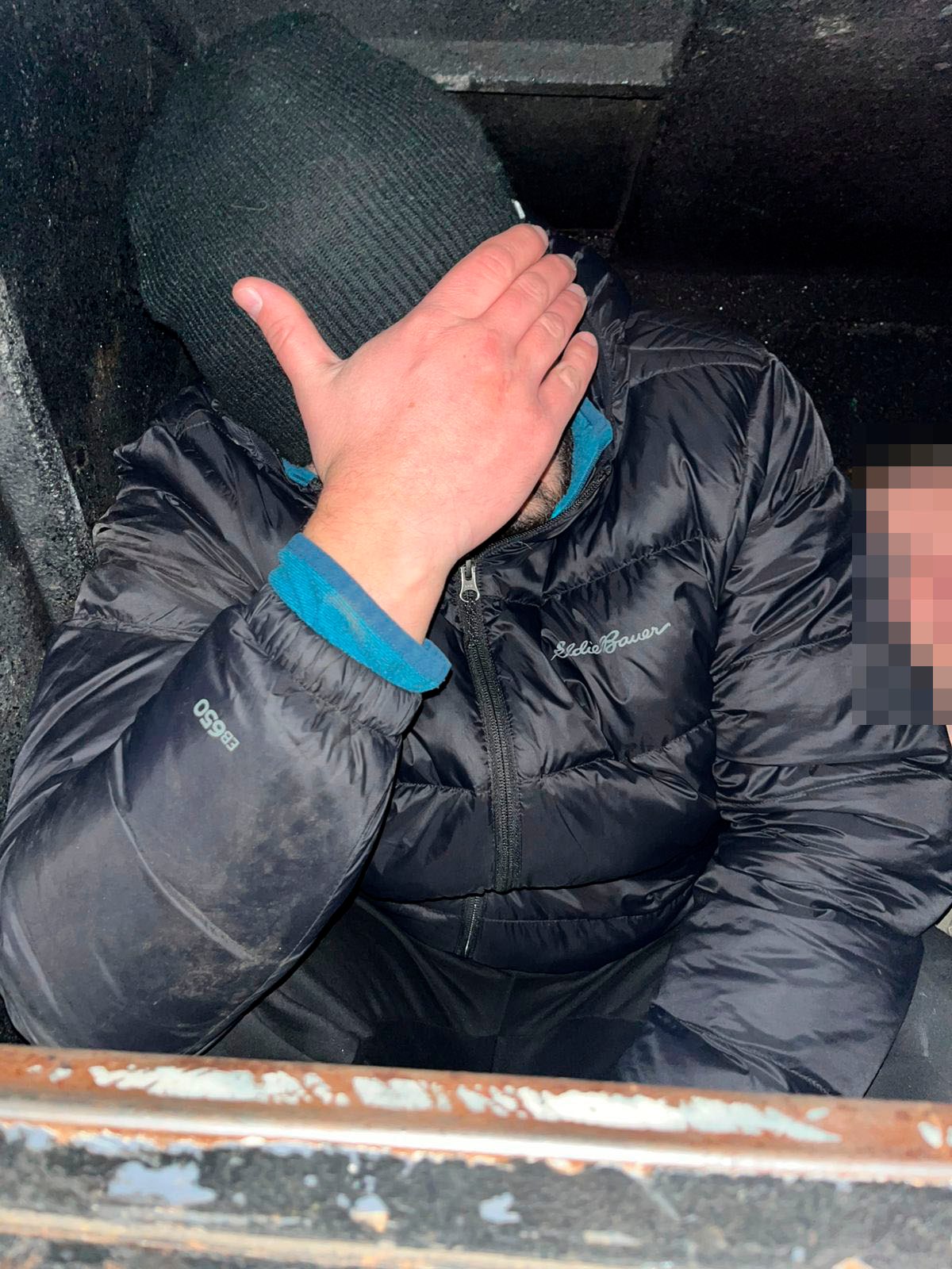 Новини Тернополя - фото з Тернополянин намагався виїхати до Польщі у багажнику автобуса На зображенні може бути: 1 особа