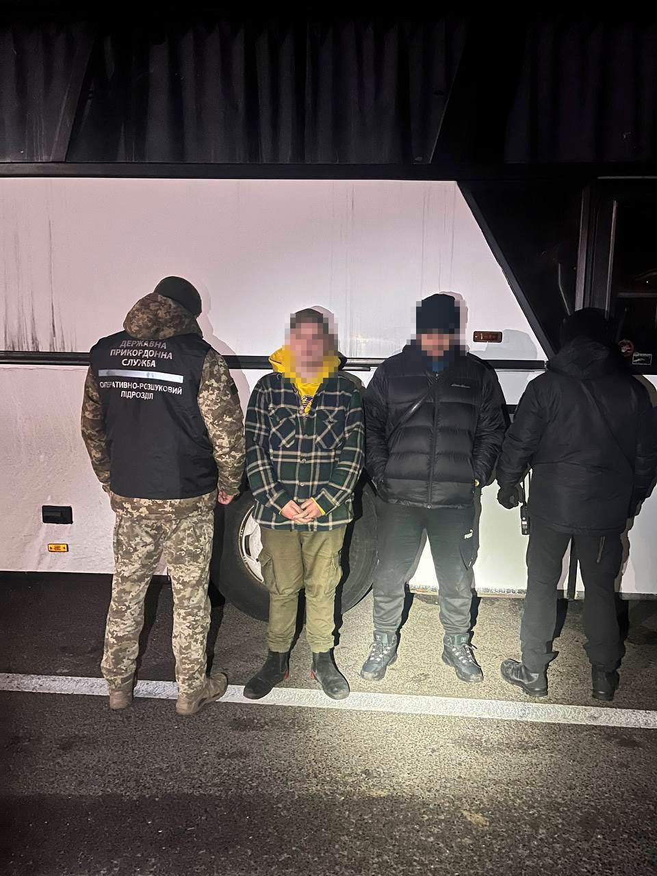 Новини Тернополя - фото з Тернополянин намагався виїхати до Польщі у багажнику автобуса На зображенні може бути: 4 людини