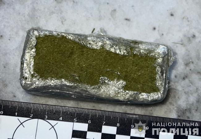 Новини Вінниці - фото з У Вінниці затримали рецидивіста, який намагався передати канабіс у виправну колонію