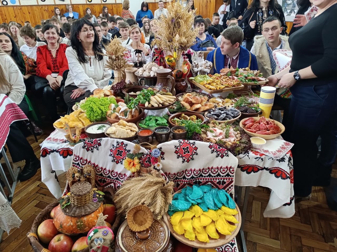 Новини Вінниці - фото з «Відчуття, що стаємо однією родиною»: у вінницькому техколеджі провели Андріївські вечорниці