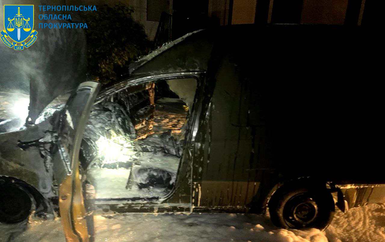 Новини Тернополя - фото з Судитимуть двох тернополян, які за винагороду, обіцяну в Telegram, підпалили військовий фургон На зображенні може бути: швидка допомога та текст
