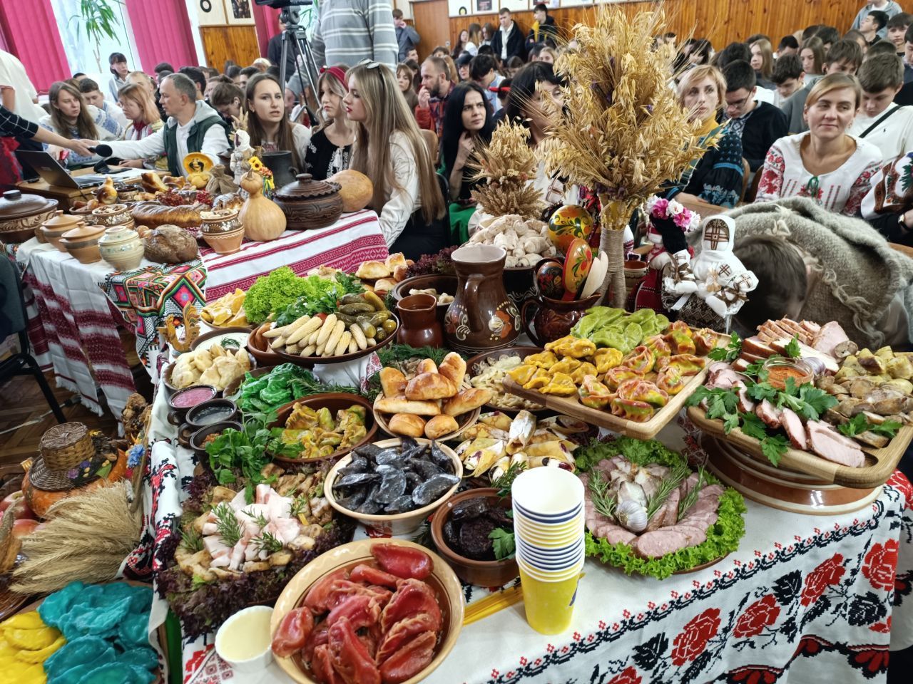 Новини Вінниці - фото з «Відчуття, що стаємо однією родиною»: у вінницькому техколеджі провели Андріївські вечорниці