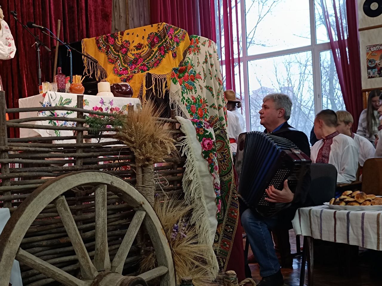 Новини Вінниці - фото з «Відчуття, що стаємо однією родиною»: у вінницькому техколеджі провели Андріївські вечорниці