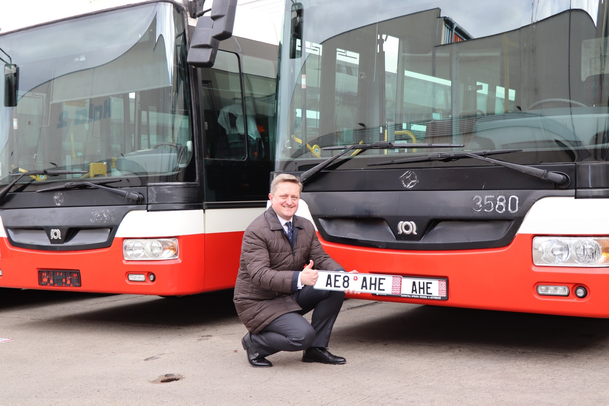 Новини Хмельницького - фото з Хмельницький отримає 5 автобусів з Чехії На зображенні може бути: 1 особа, трамвай та текст