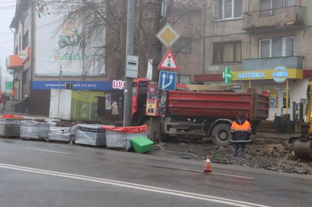 Новини Тернополя - фото з На Бережанській та Мазепи кладуть нову бруківку на тротуарах