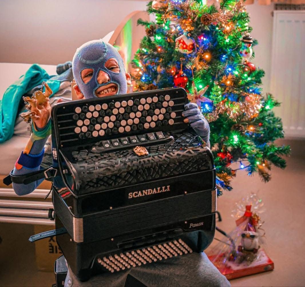 Новини Вінниці - фото з Ромчик Олексів, який постраждав від ракетного удару, зняв компресійну маску