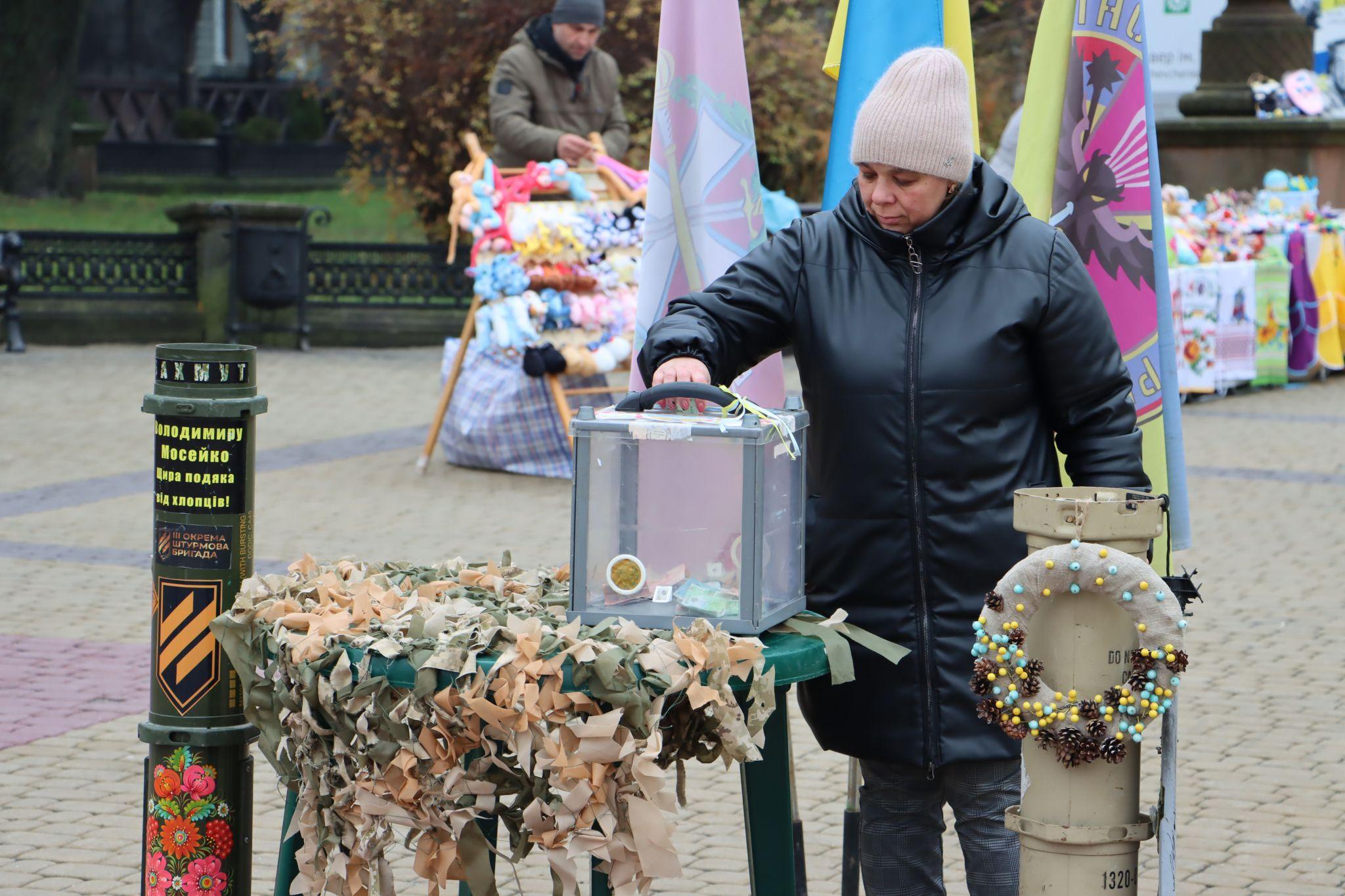Новини Тернополя - фото з На Театральному майдані збирають гроші на дрони для ЗСУ