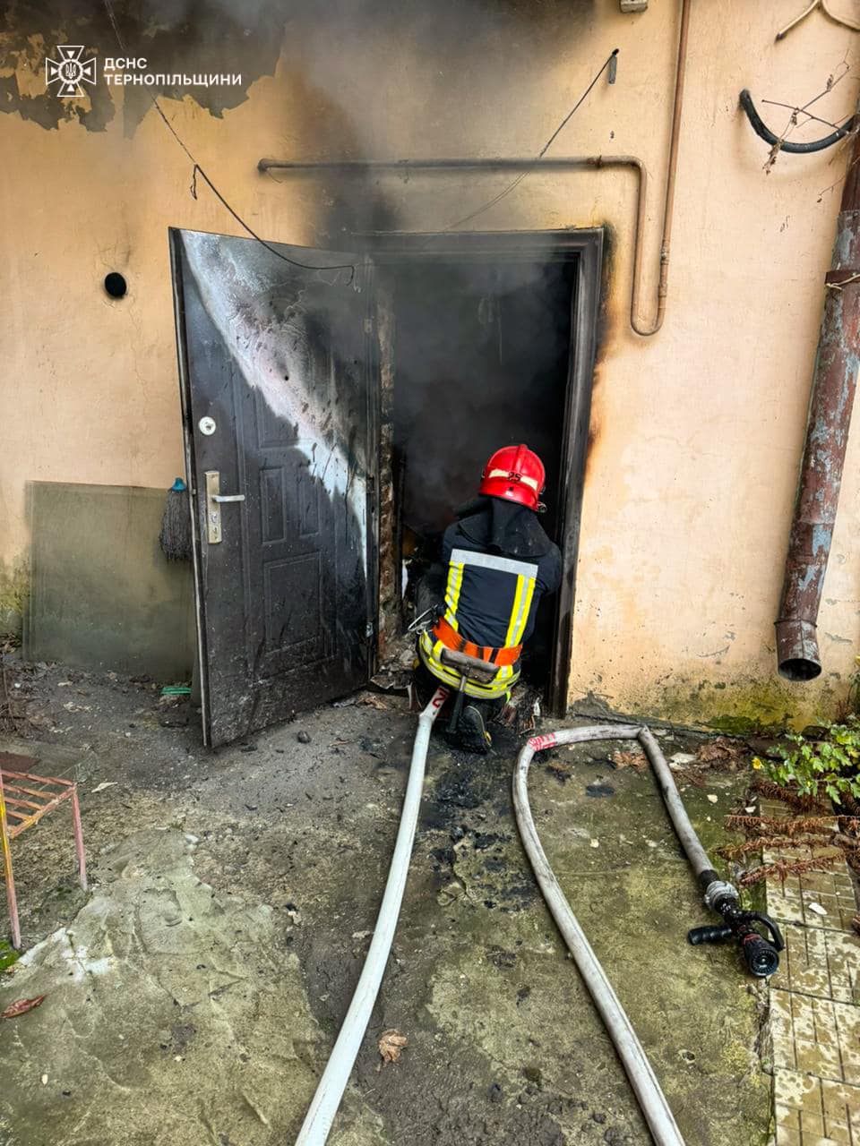 Новини Тернополя - фото з У центрі Теребовлі горять три магазини