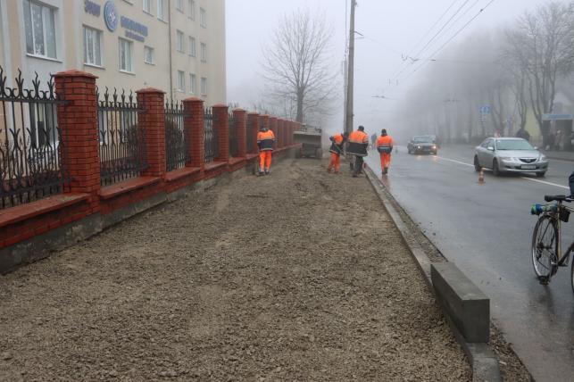 Новини Тернополя - фото з На Бережанській та Мазепи кладуть нову бруківку на тротуарах