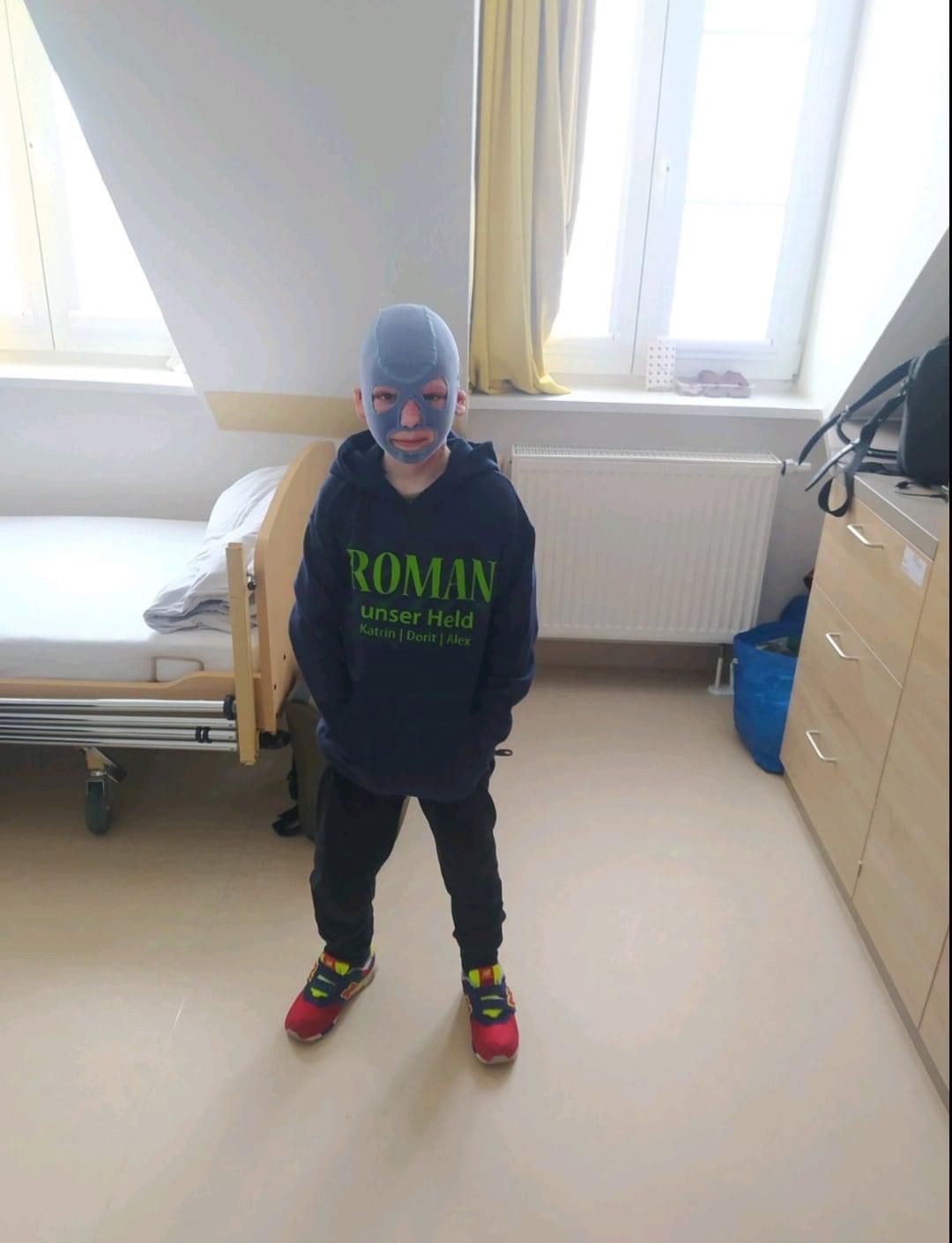 Новини Вінниці - фото з Ромчик Олексів, який постраждав від ракетного удару, зняв компресійну маску