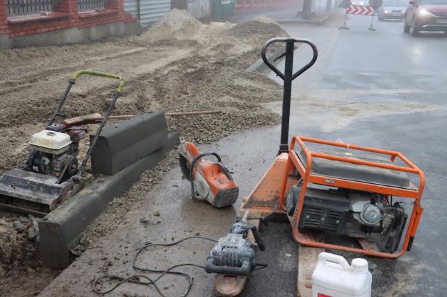 Новини Тернополя - фото з На Бережанській та Мазепи кладуть нову бруківку на тротуарах