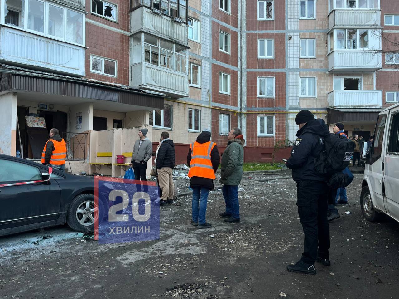 Новини Тернополя - фото з Що відбувається на місці прильоту дрона в будинок. Репортаж «20 хвилин»