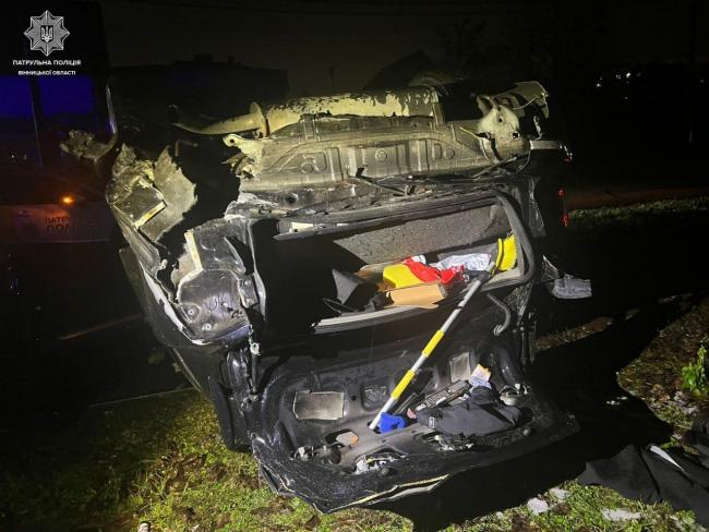 Новини Вінниці - фото з На Пирогова водій Mitsubishi влетів в бордюр і перекинувся на дах на трамвайних коліях