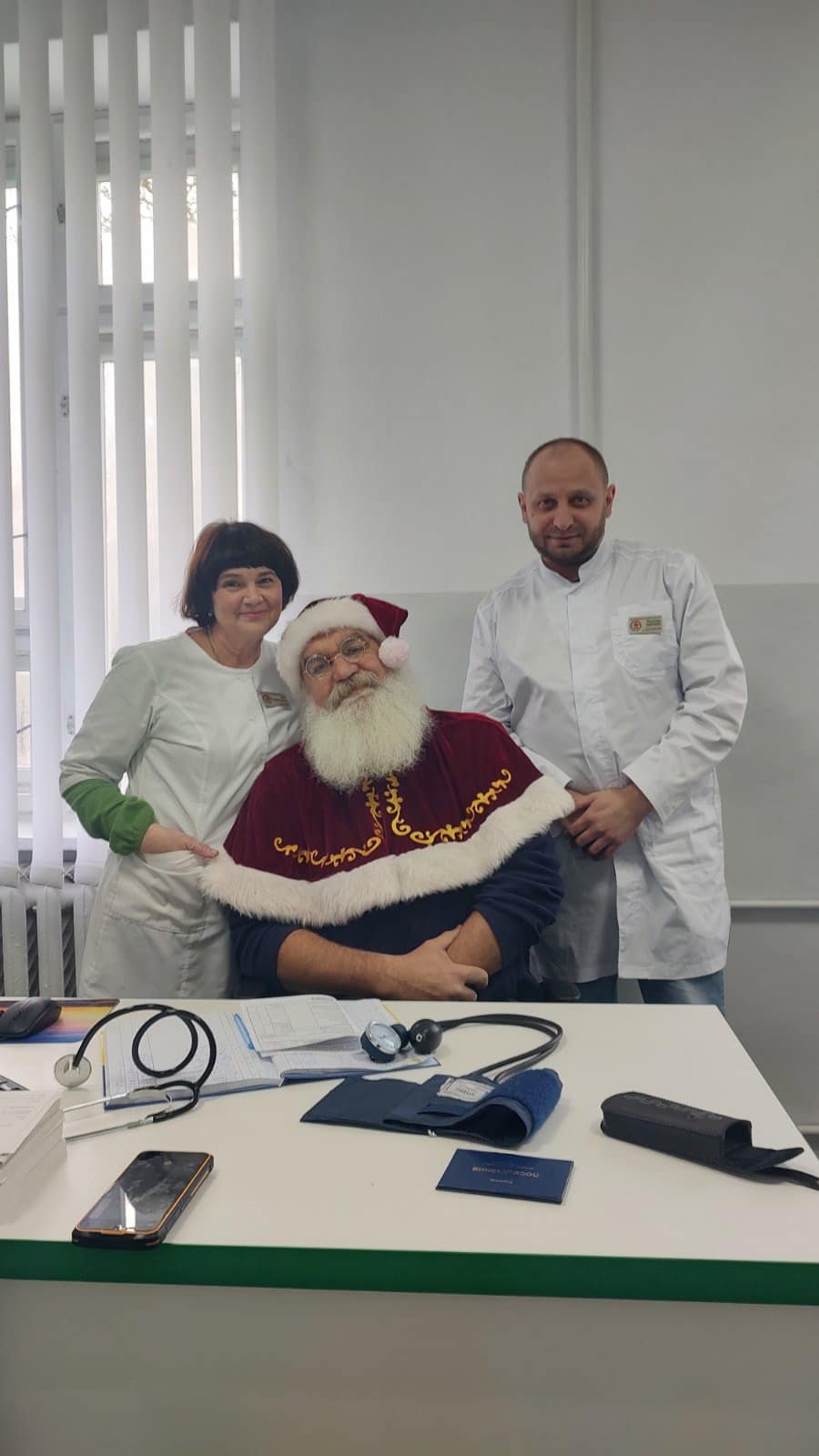 На зображенні може бути: 3 людини та лікарня