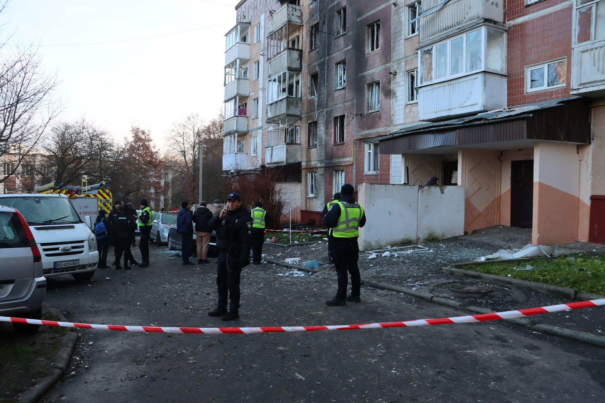 Новини Тернополя - фото з Вибігали в чому було. Тернополяни намагаються забрати із квартир вцілілі речі