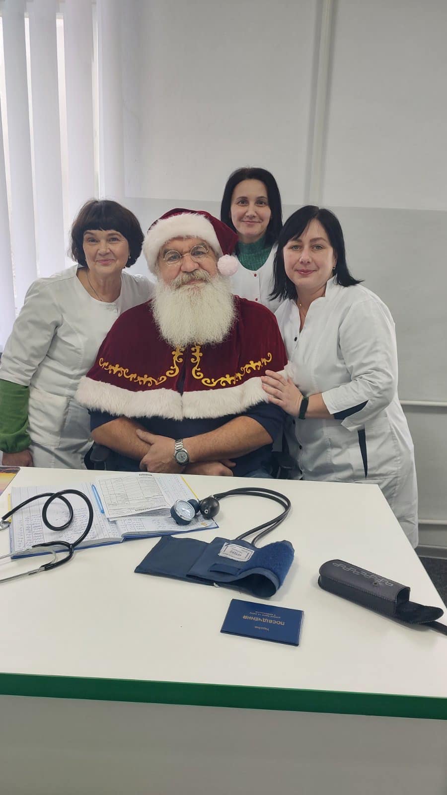 На зображенні може бути: 3 людини, люди усміхаються, лікарня та текст