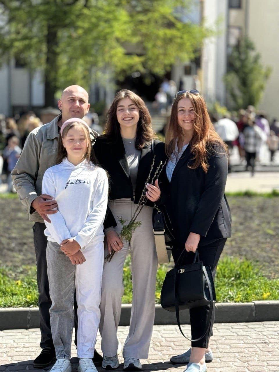 Новини Тернополя - фото з Ворог вдарив, коли Тернопіль спав: важкий день для міста показуємо на 10 фото На зображенні може бути: 5 людей