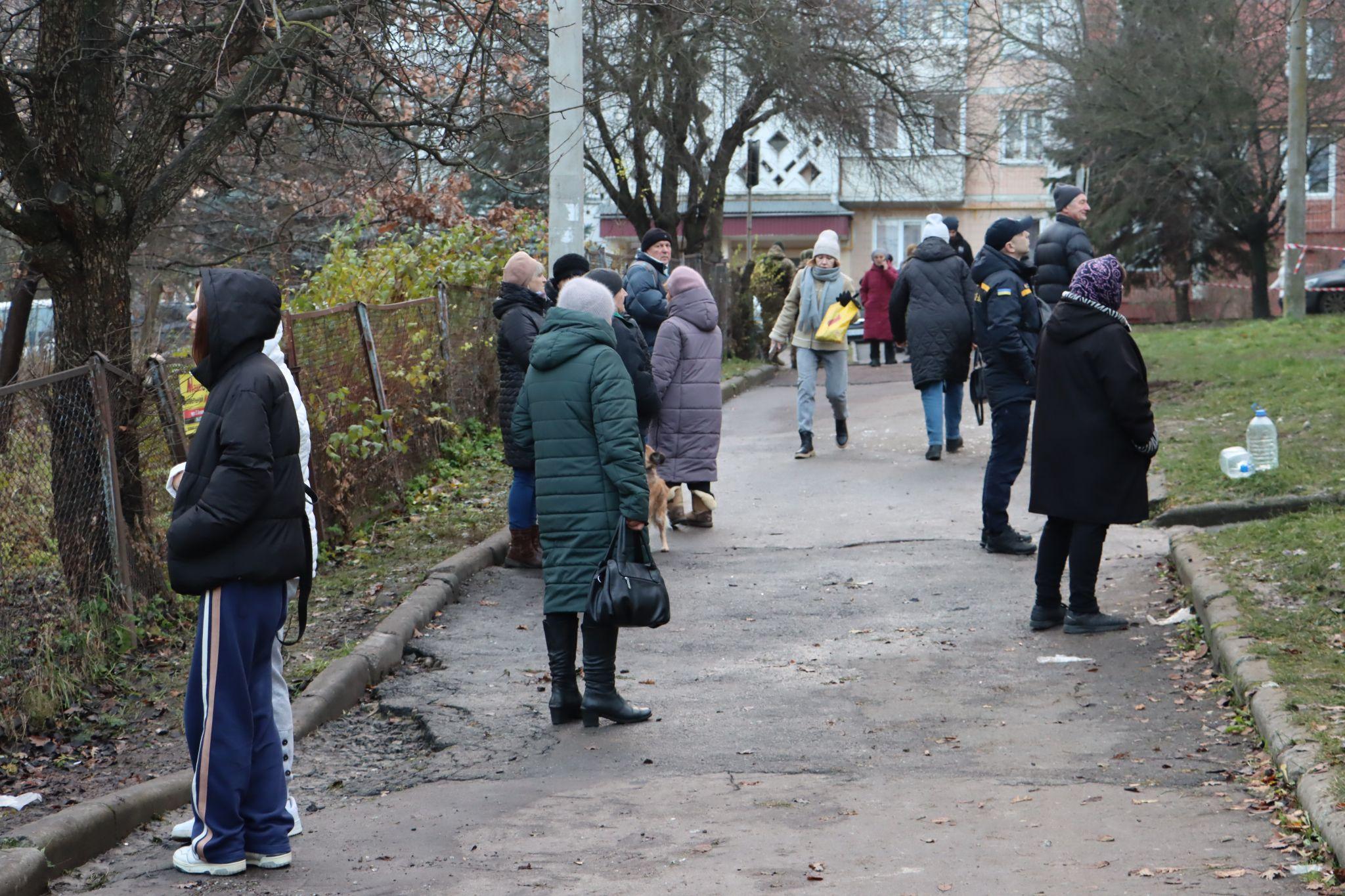 Новини Тернополя - фото з Вибігали в чому було. Тернополяни намагаються забрати із квартир вцілілі речі