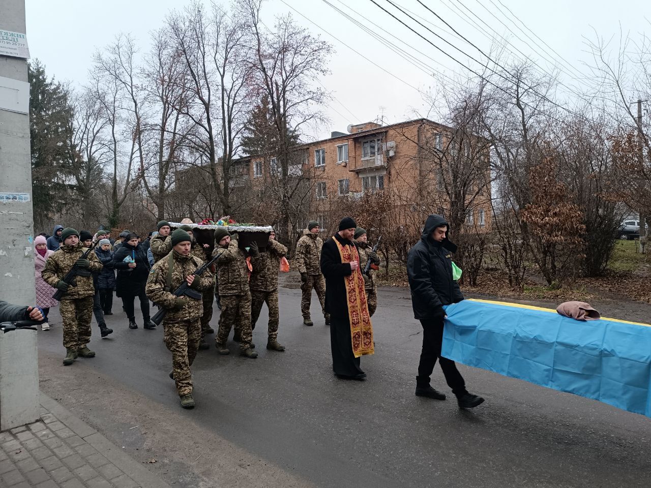 Новини Вінниці - фото з Діти, дорослі, вся громада: як Агрономічне провело в останню путь Захисника Сергія Постового