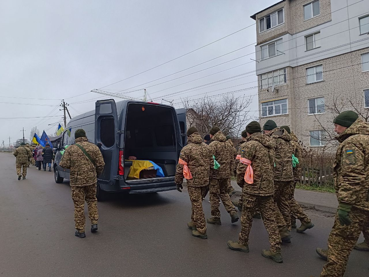 Новини Вінниці - фото з Діти, дорослі, вся громада: як Агрономічне провело в останню путь Захисника Сергія Постового