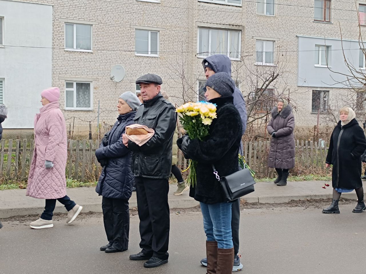 Новини Вінниці - фото з Діти, дорослі, вся громада: як Агрономічне провело в останню путь Захисника Сергія Постового