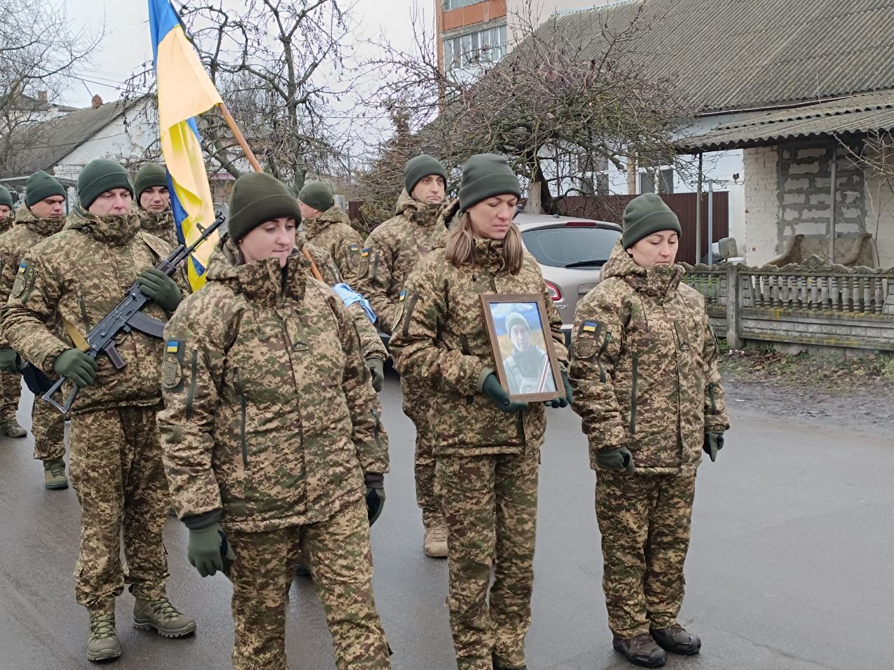 Новини Вінниці - фото з Діти, дорослі, вся громада: як Агрономічне провело в останню путь Захисника Сергія Постового