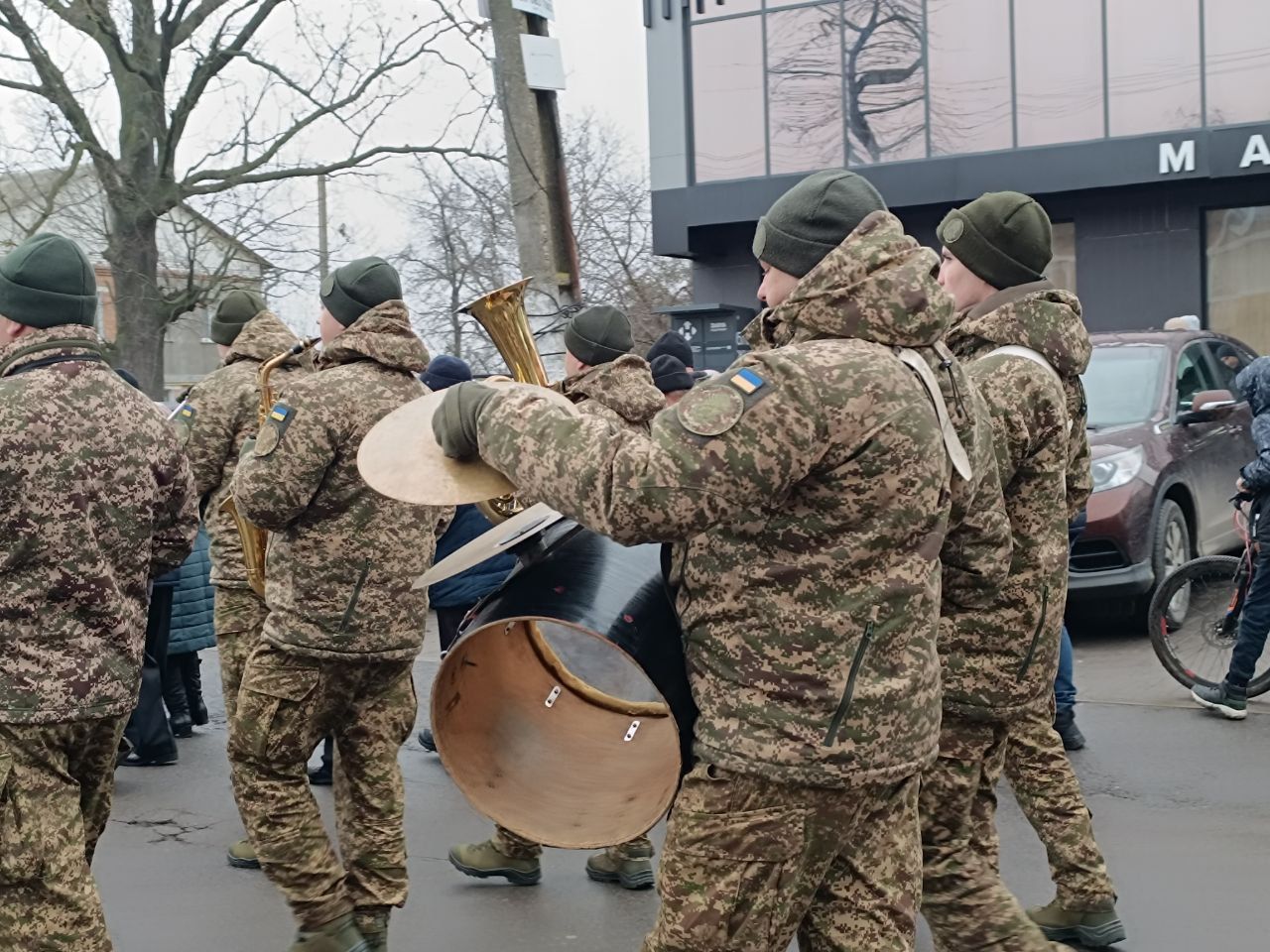 Новини Вінниці - фото з Діти, дорослі, вся громада: як Агрономічне провело в останню путь Захисника Сергія Постового