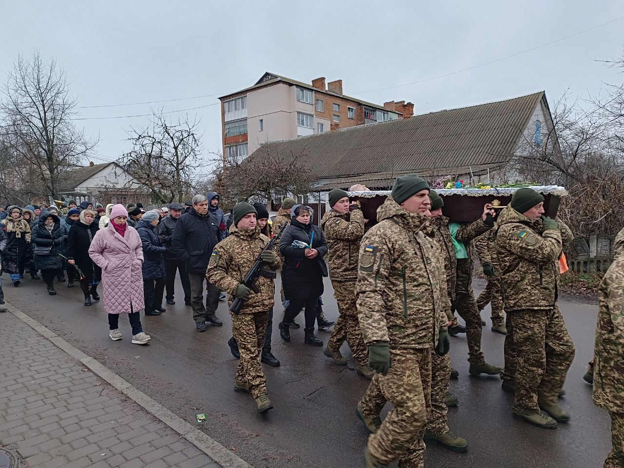 Новини Вінниці - фото з Діти, дорослі, вся громада: як Агрономічне провело в останню путь Захисника Сергія Постового