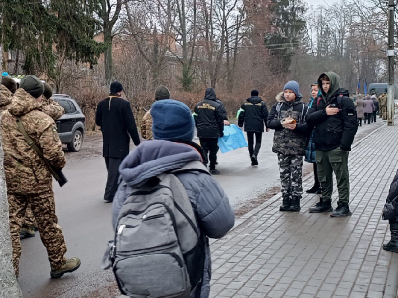 Новини Вінниці - фото з Діти, дорослі, вся громада: як Агрономічне провело в останню путь Захисника Сергія Постового