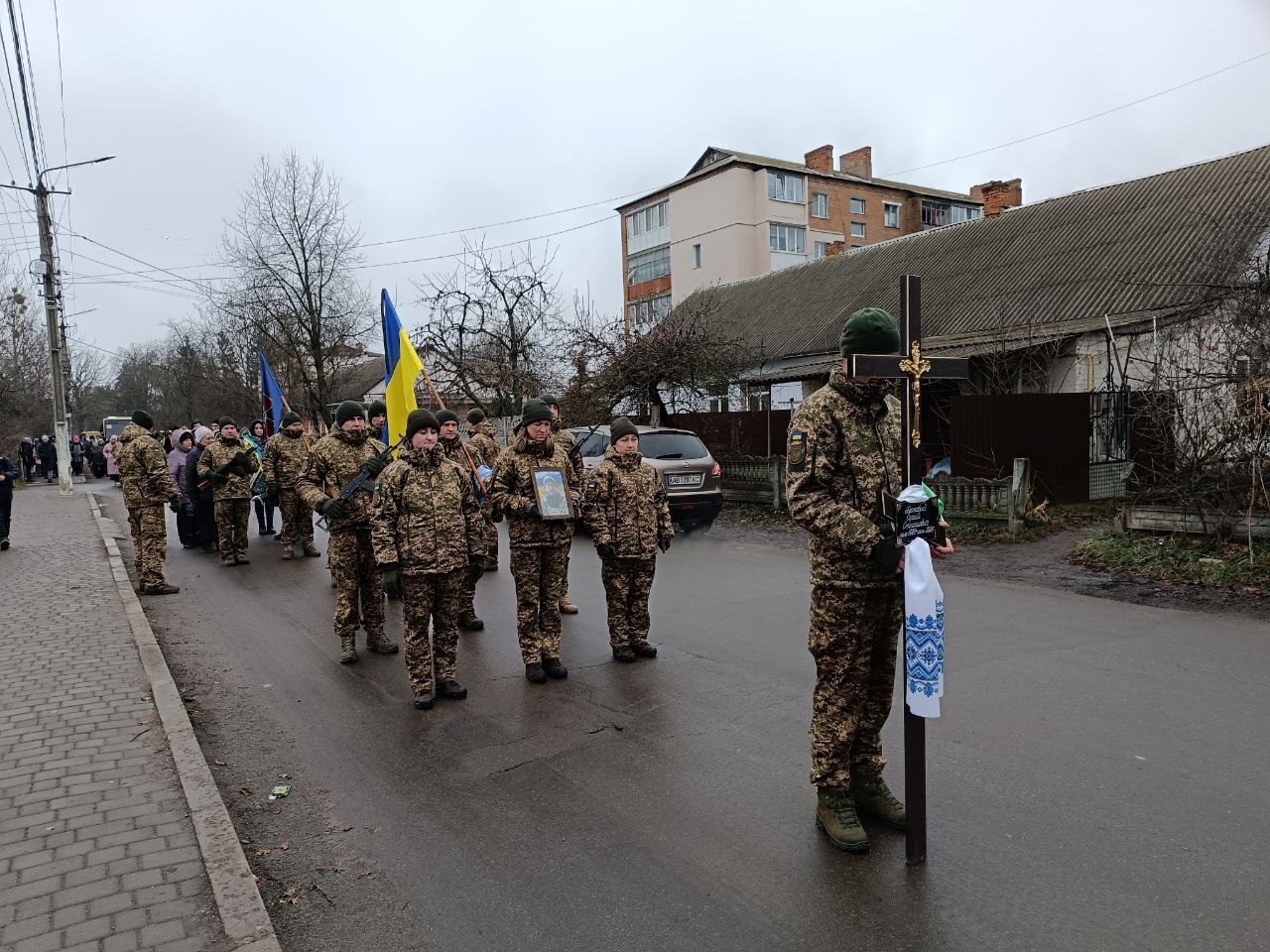 Новини Вінниці - фото з Діти, дорослі, вся громада: як Агрономічне провело в останню путь Захисника Сергія Постового