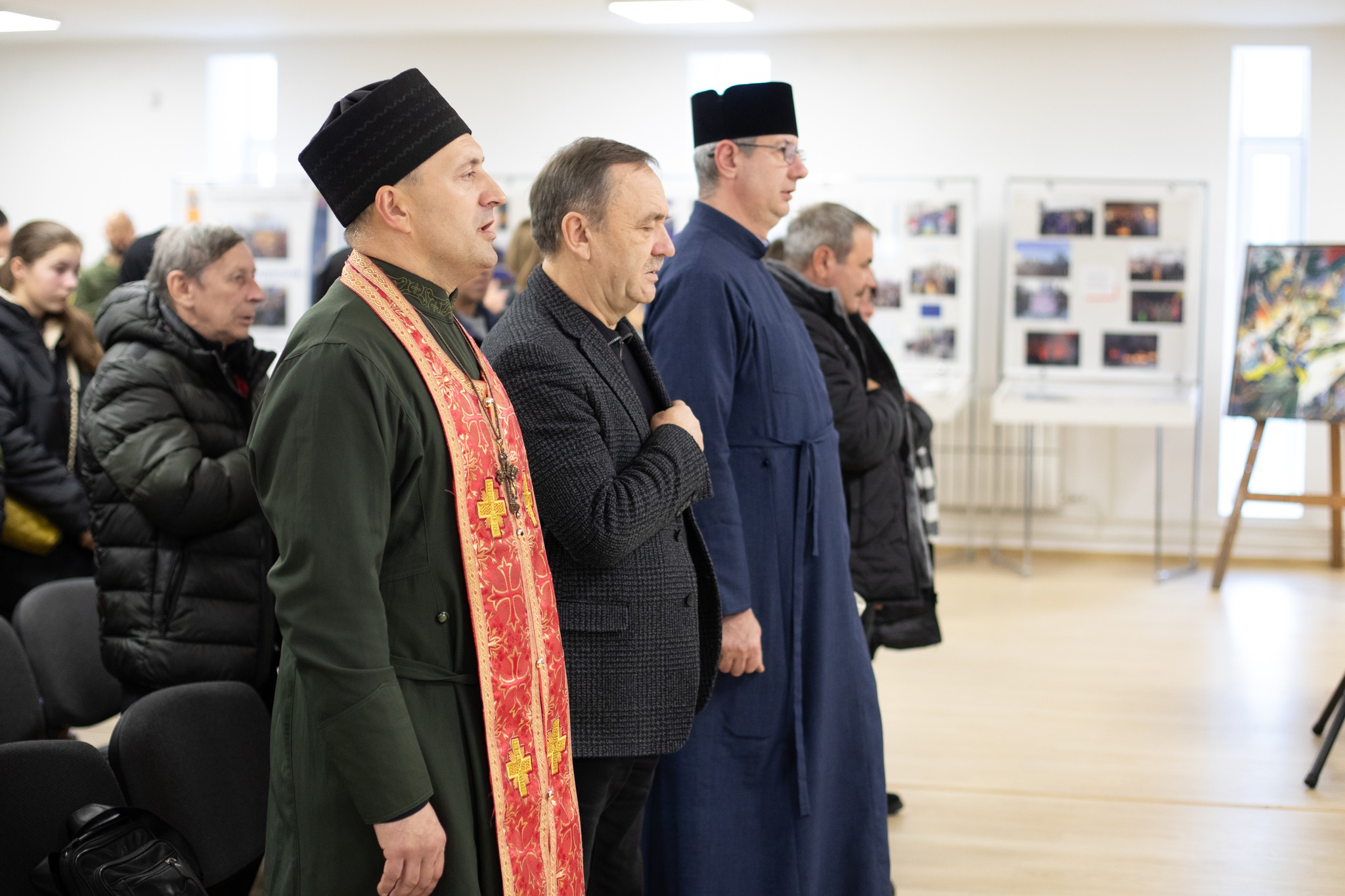 На зображенні може бути: 5 людей та текст