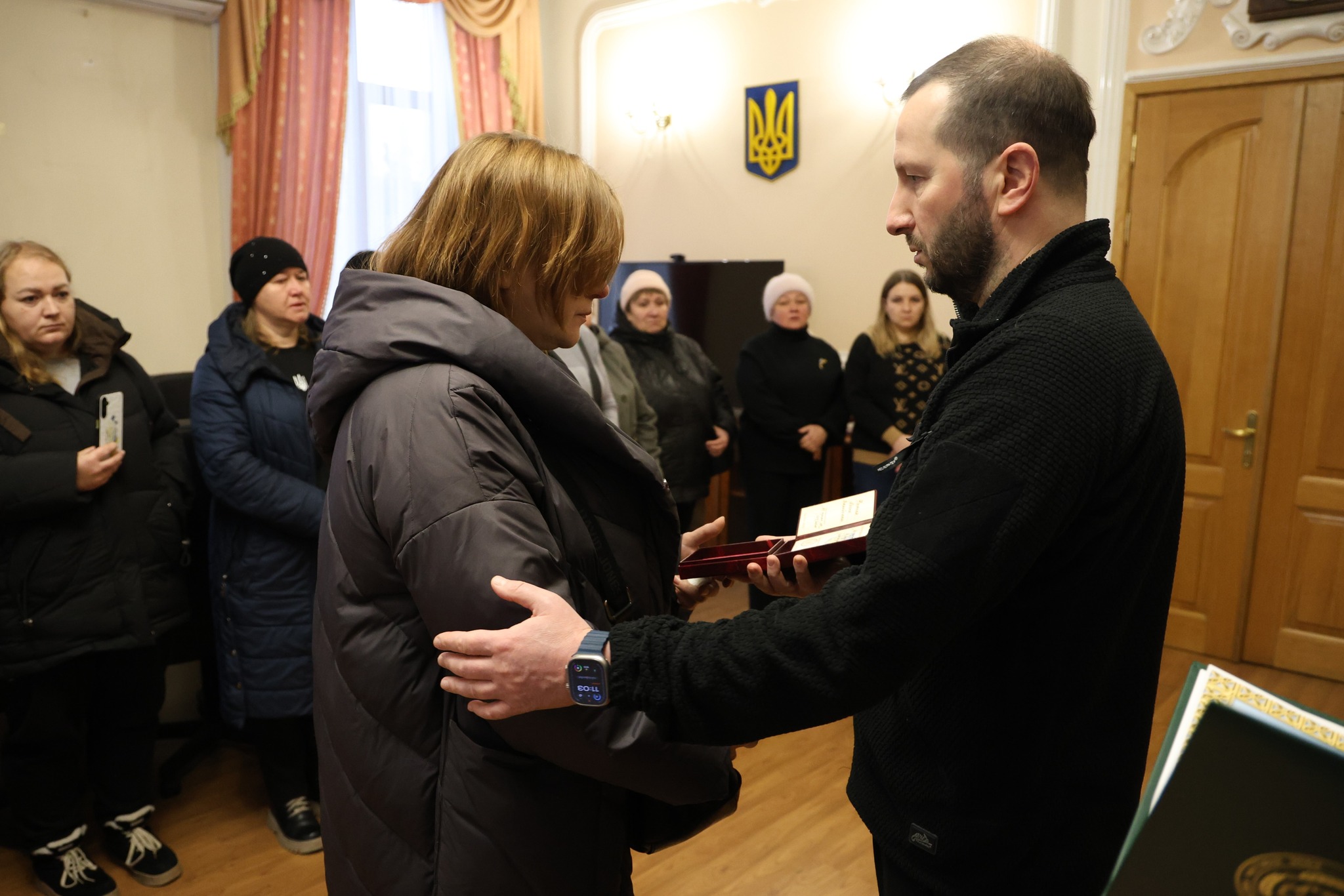 Возможно, это изображение 4 человека и текст