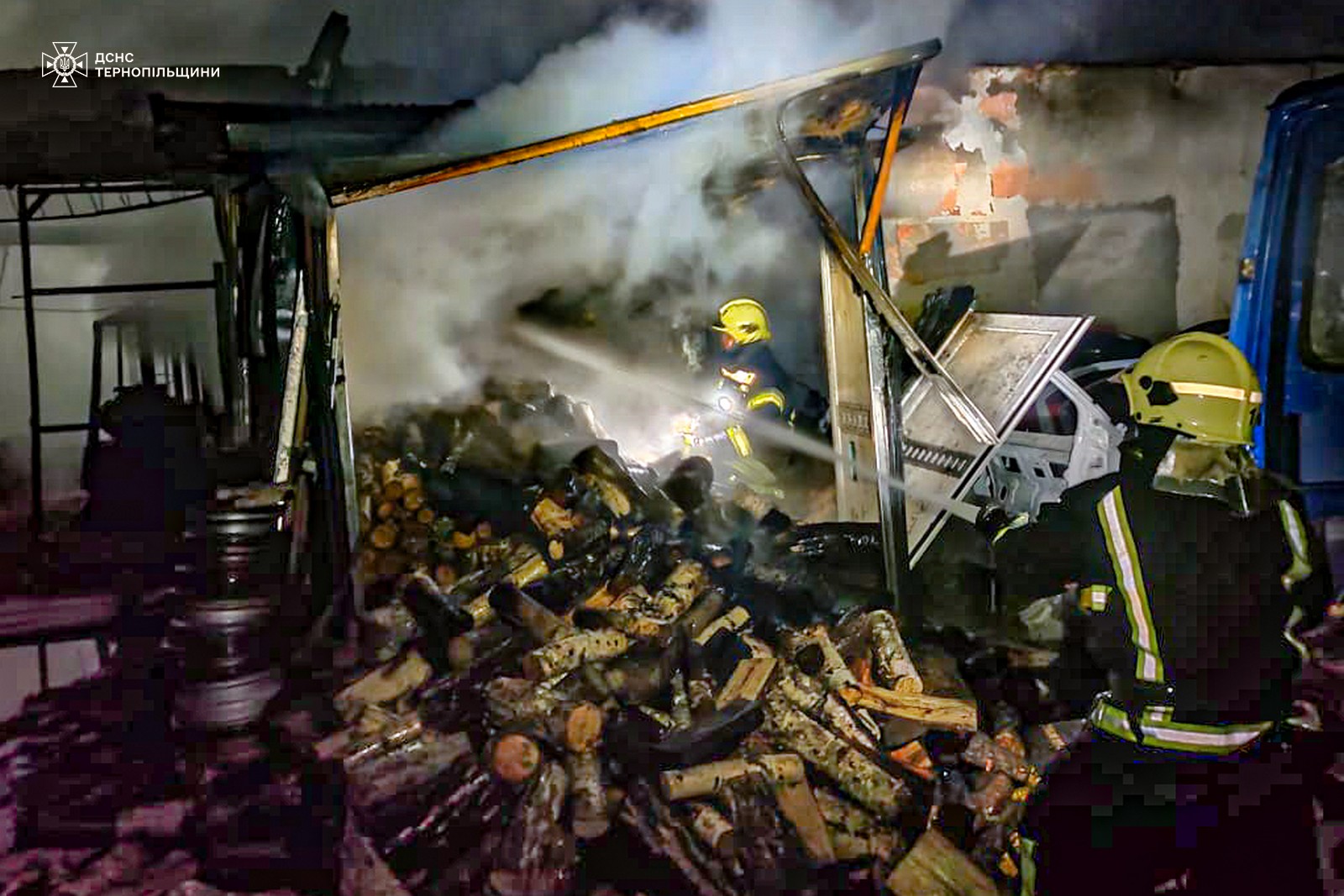 Новини Тернополя - фото з У Мишковичах масштабна пожежа в будівлі колишньої ферми: врятували пів сотні тварин На зображенні може бути: 1 особа, вогонь та текст