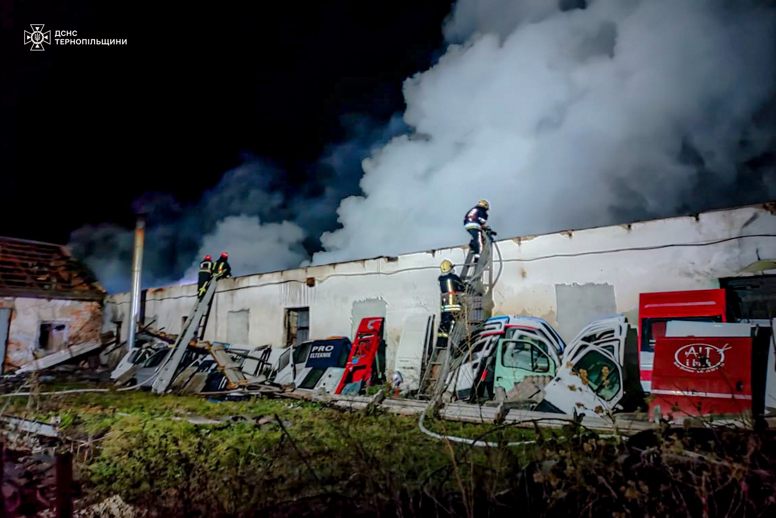 Новини Тернополя - фото з У Мишковичах масштабна пожежа в будівлі колишньої ферми: врятували пів сотні тварин На зображенні може бути: 1 особа, вогонь та текст