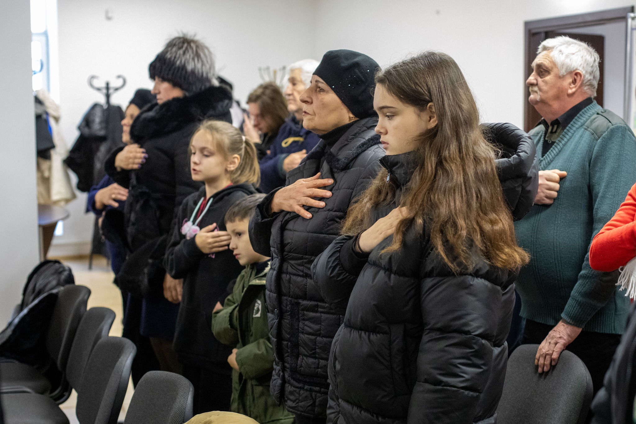 На зображенні може бути: 5 людей