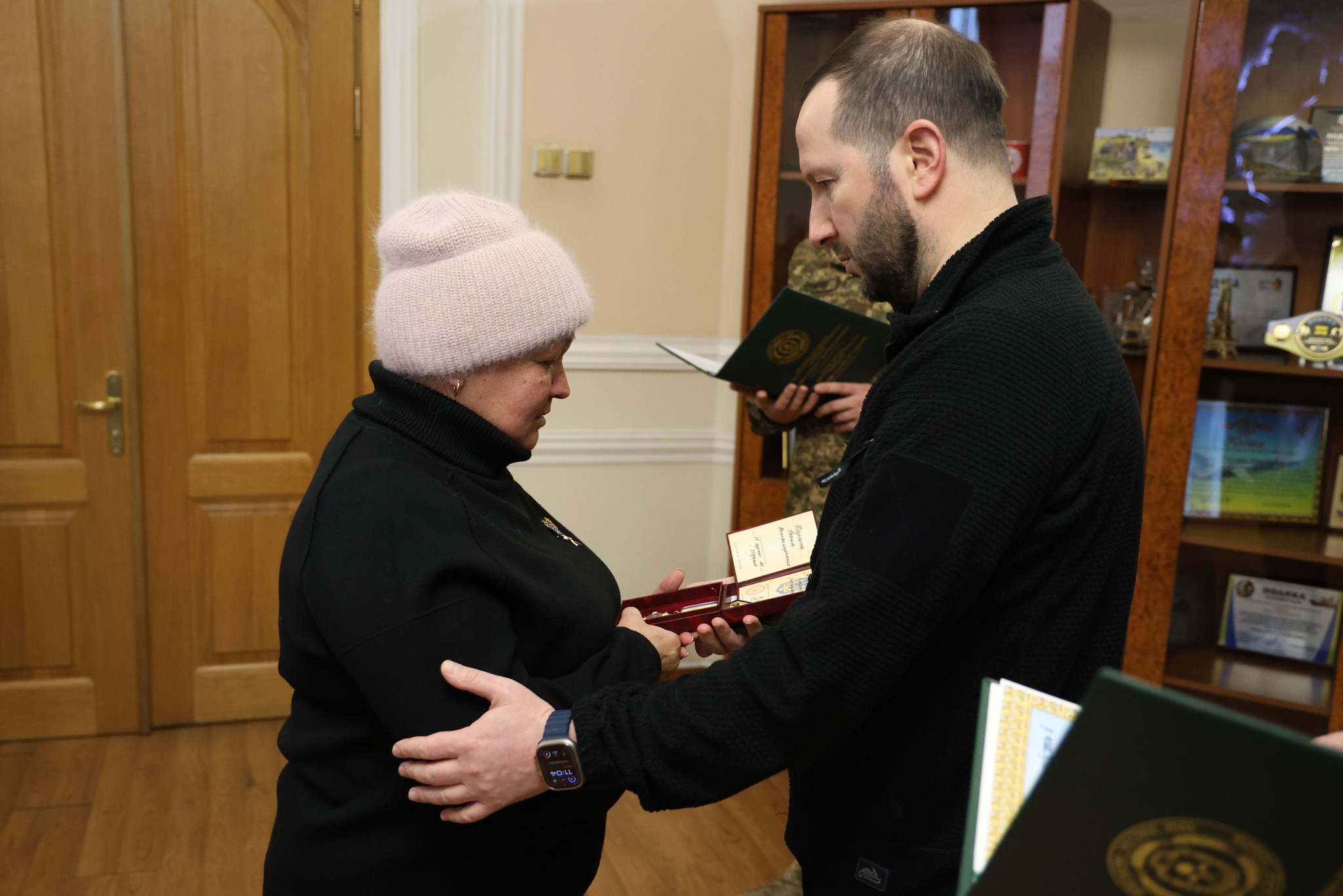 Возможно, это изображение 2 человека и люди учатся