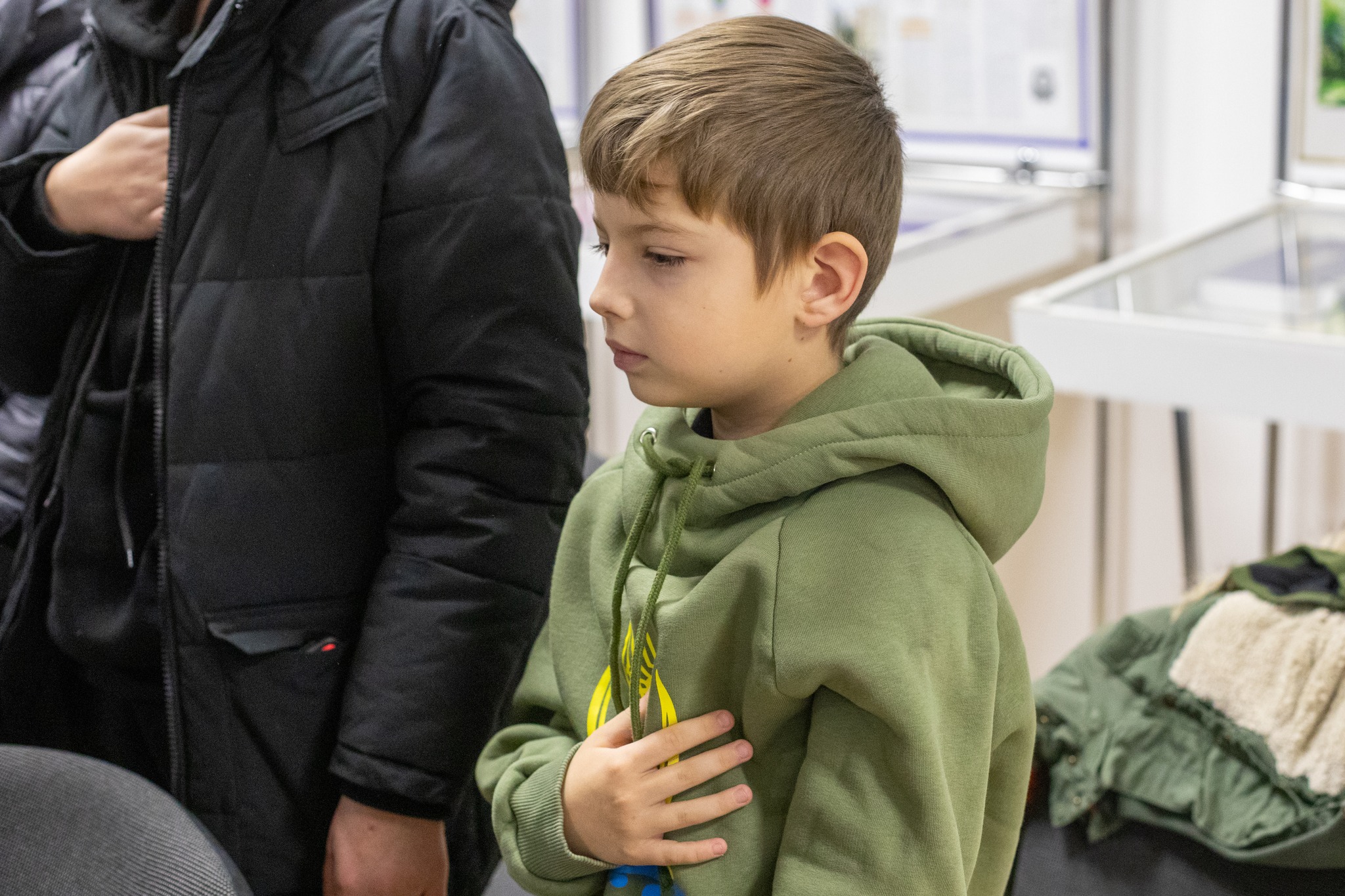 На зображенні може бути: 2 людини та дитина