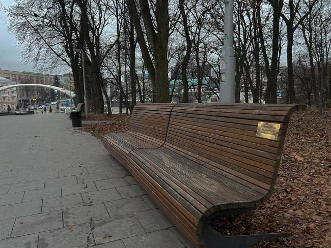 Новини Вінниці - фото з «Тут міг сидіти той, кого ворог катував у полоні»: на лавках міста встановили пам’ятні таблички