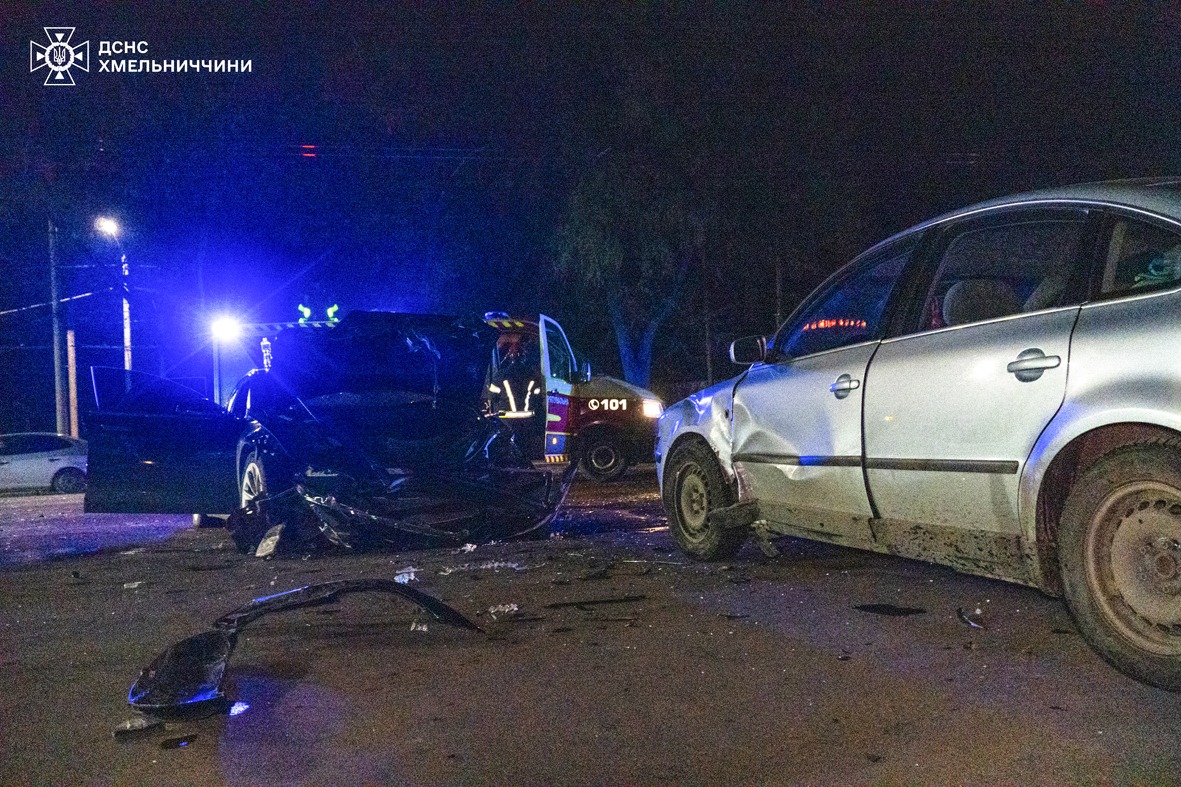 Новини Хмельницького - фото з Tesla, Volkswagen і Daewoo зіткнулися на проспекті Миру: є травмовані На зображенні може бути: швидка допомога та текст