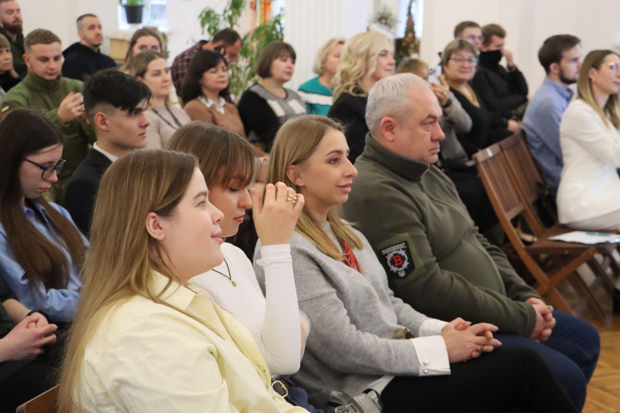 Новини Тернополя - фото з В Українському домі нагородили волонтерів за їх працю та підтримку
