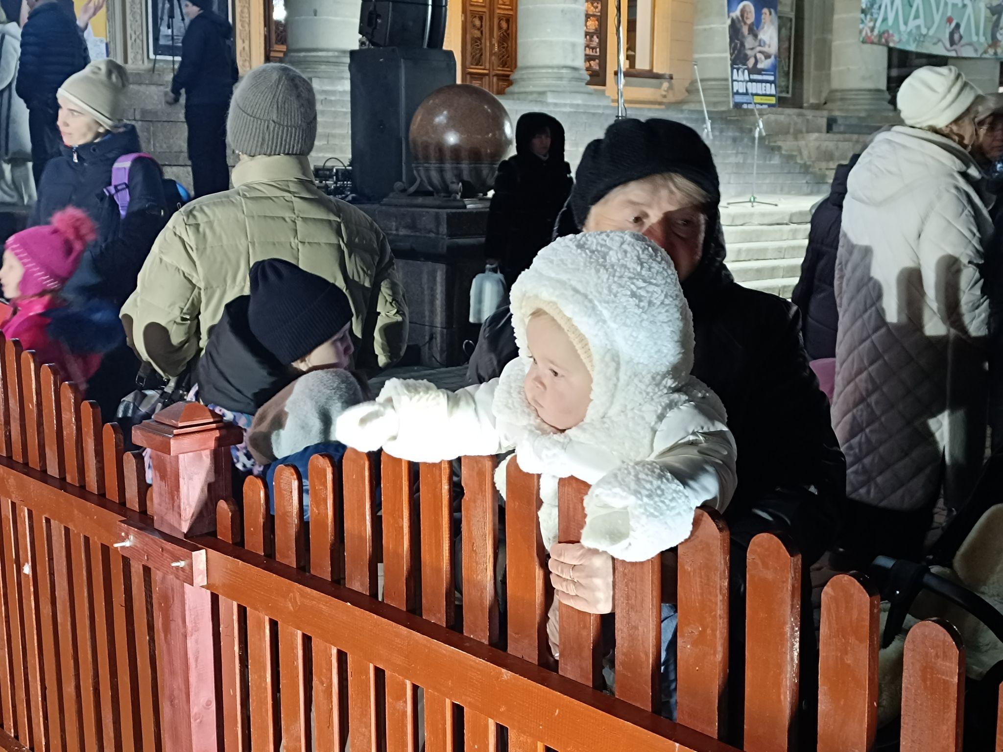 Новини Тернополя - фото з На Театральному майдані засвітили головну ялинку міста та освятили шопку