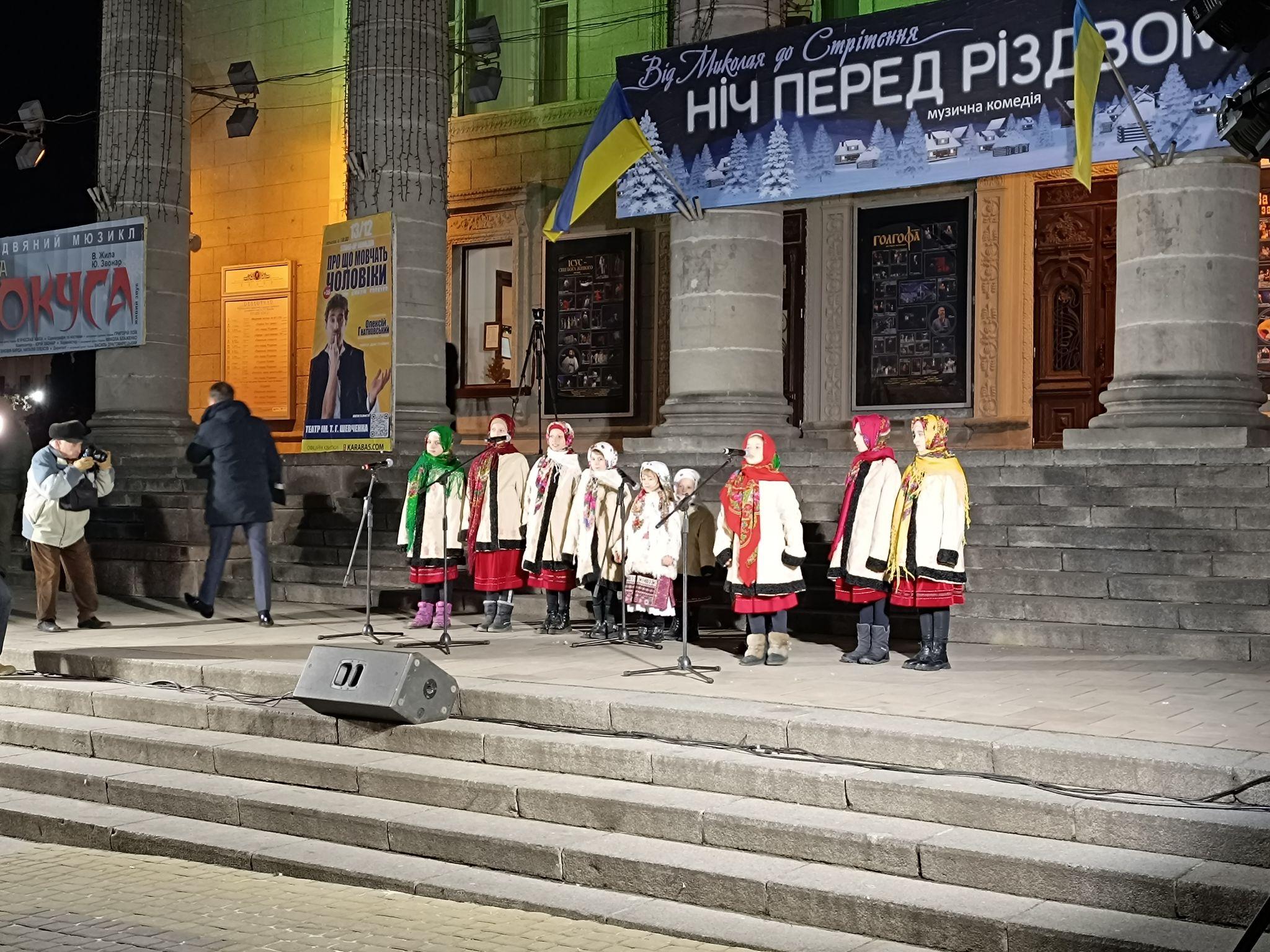 Новини Тернополя - фото з На Театральному майдані засвітили головну ялинку міста та освятили шопку