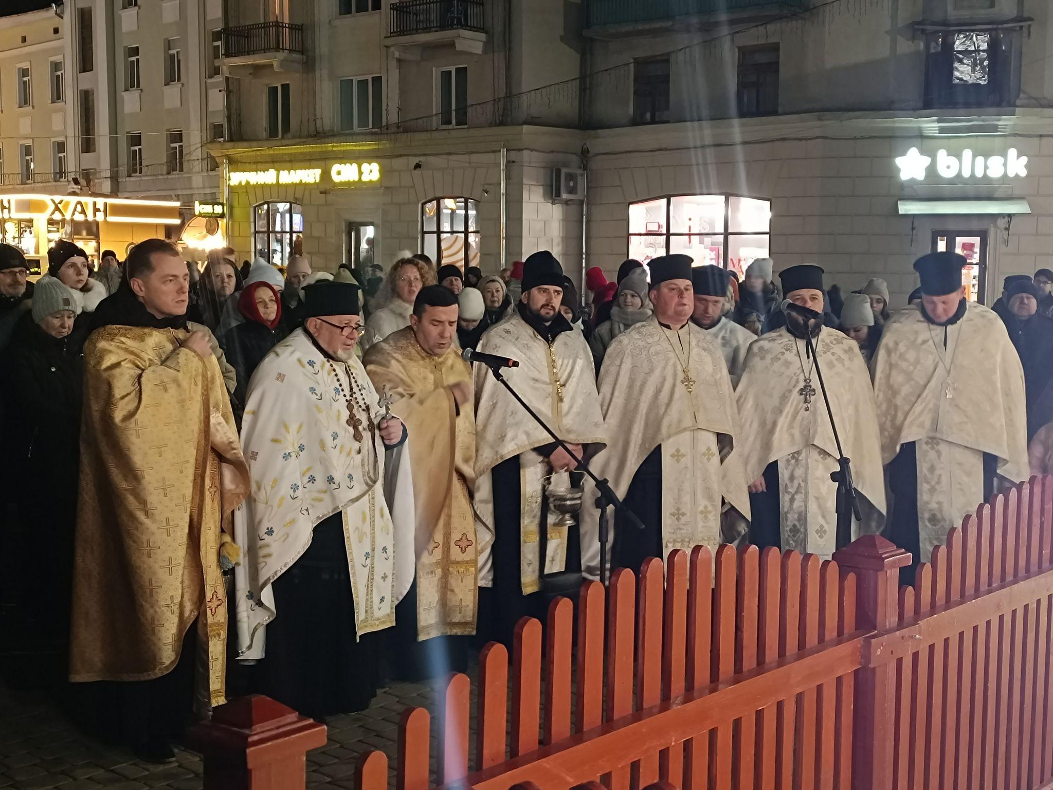 Новини Тернополя - фото з На Театральному майдані засвітили головну ялинку міста та освятили шопку