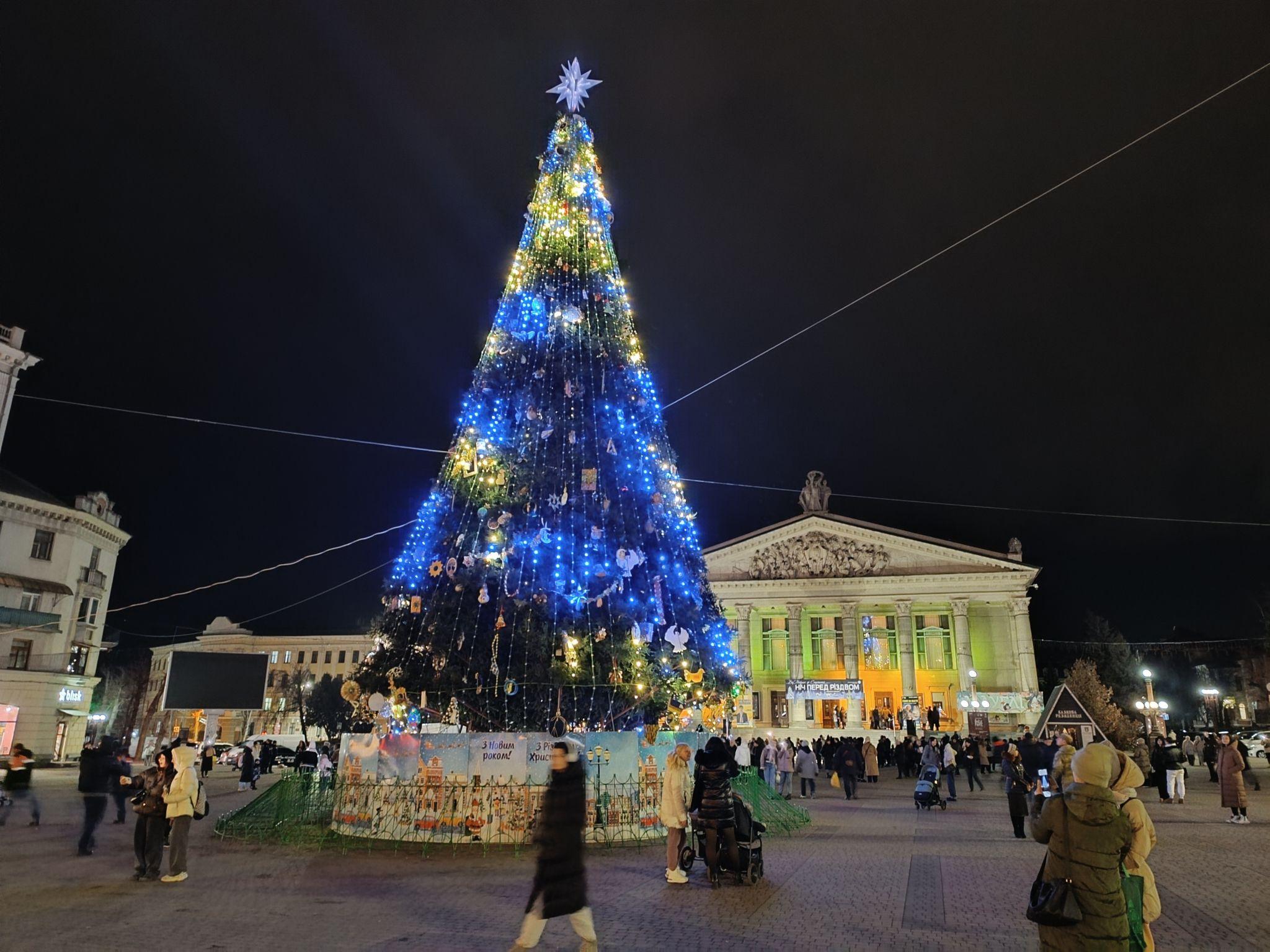 Новини Тернополя - фото з На Театральному майдані засвітили головну ялинку міста та освятили шопку