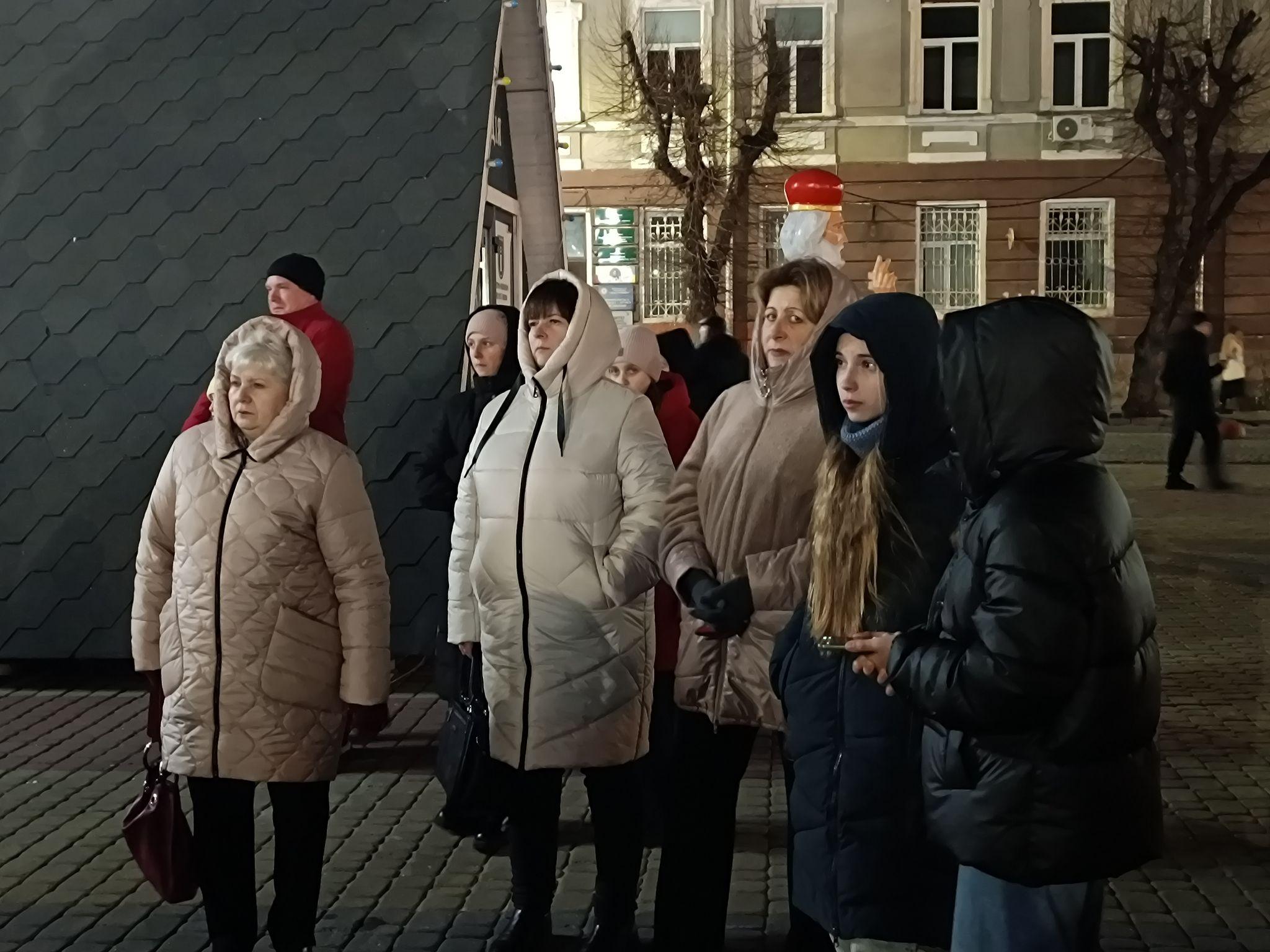 Новини Тернополя - фото з На Театральному майдані засвітили головну ялинку міста та освятили шопку