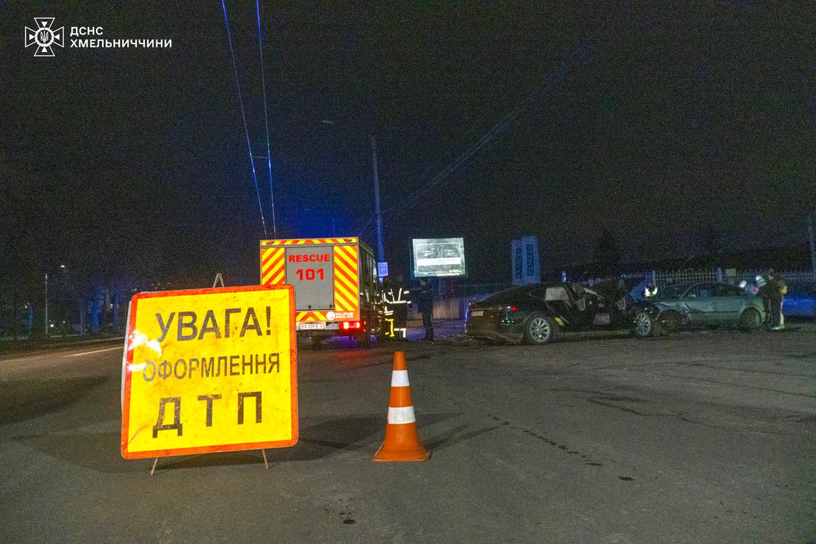 Новини Хмельницького - фото з Tesla, Volkswagen і Daewoo зіткнулися на проспекті Миру: є травмовані На зображенні може бути: 1 особа та текст