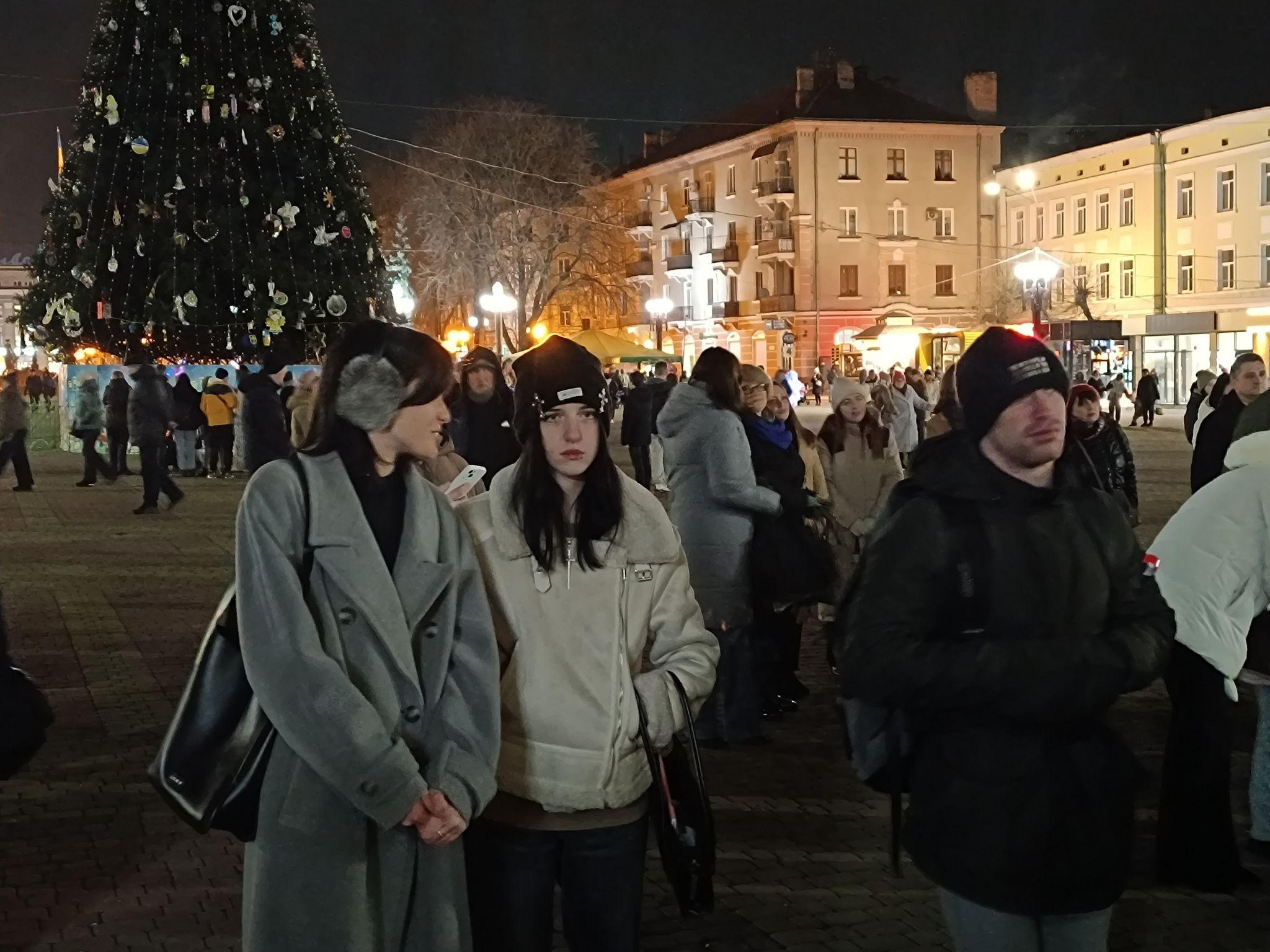 Новини Тернополя - фото з На Театральному майдані засвітили головну ялинку міста та освятили шопку
